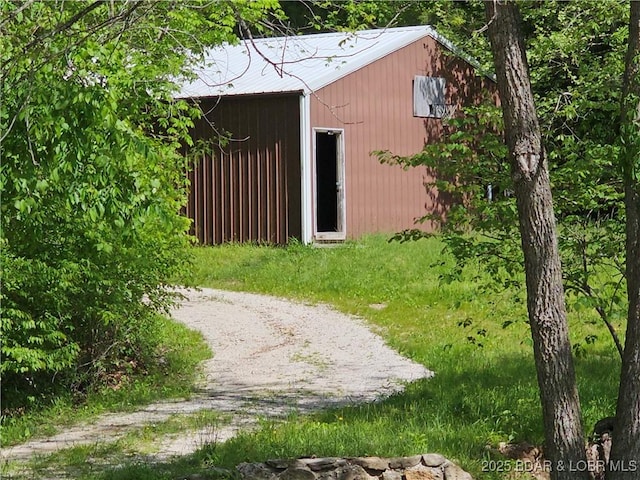 view of pole building featuring dirt driveway