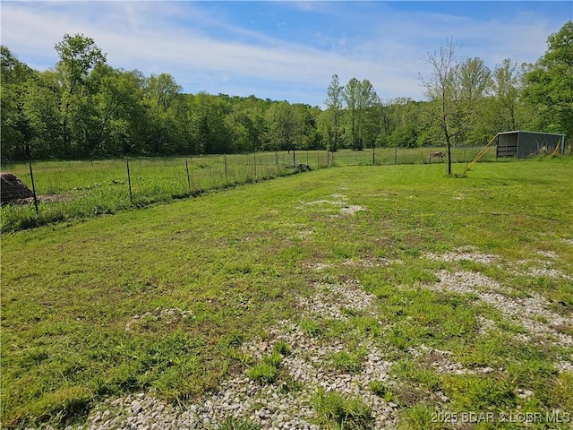view of yard featuring a rural view