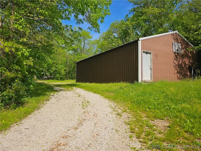 view of pole building with gravel driveway