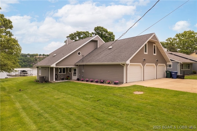 view of front facade featuring roof with shingles, driveway, a front lawn, and cooling unit