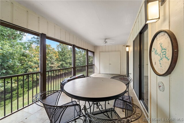 sunroom featuring ceiling fan