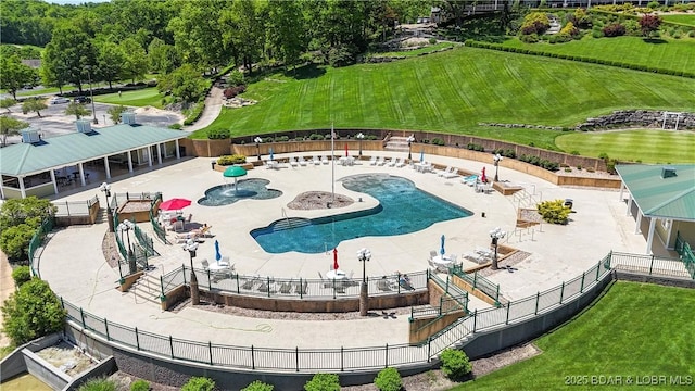 view of swimming pool