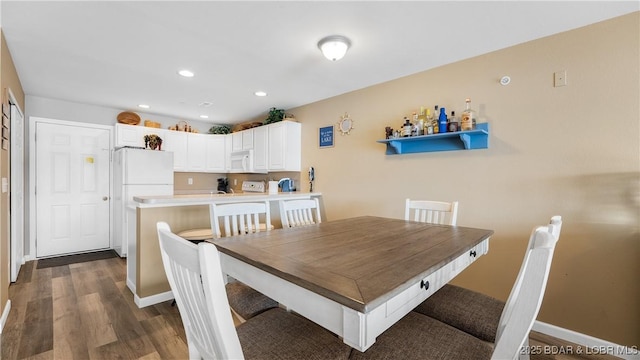 dining space featuring dark wood-style floors, recessed lighting, and baseboards