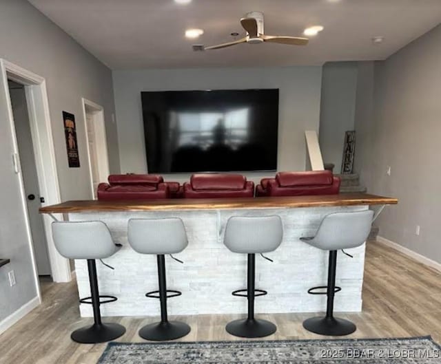 1481 Ledges Dr Unit 1019, Osage Beach, MO 65065 - bar area featuring light wood-style floors, baseboards, and ceiling fan