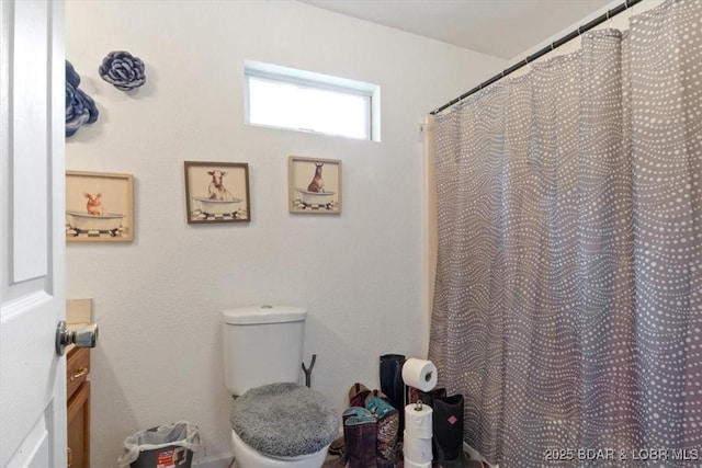bathroom featuring curtained shower
