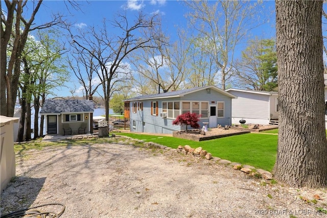 view of front of property featuring an outdoor structure and a front lawn