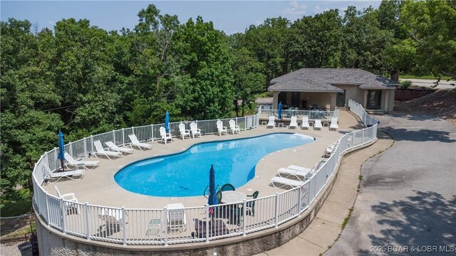 205 Wedge Wood Dr, Camdenton, MO 65020 - community pool with a patio