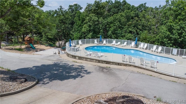 205 Wedge Wood Dr, Camdenton, MO 65020 - community pool with a patio