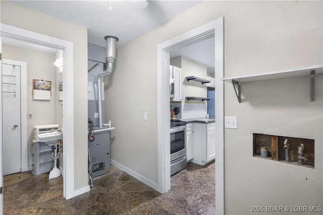 577 Mulberry Ln, Camdenton, MO 65020 - hallway with baseboards