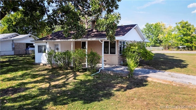 577 Mulberry Ln, Camdenton, MO 65020 - view of front facade featuring a front yard and stucco siding