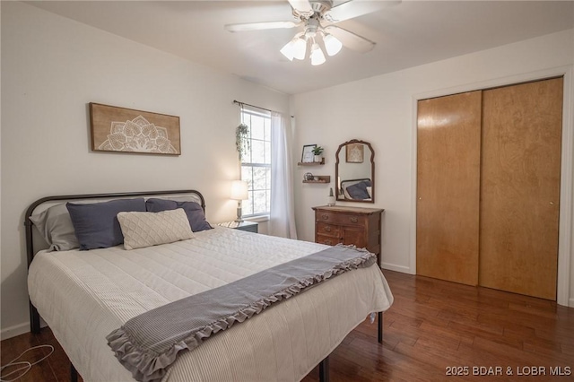 138 Siesta Cir, Camdenton, MO 65020 - bedroom with wood finished floors, a ceiling fan, a closet, and baseboards