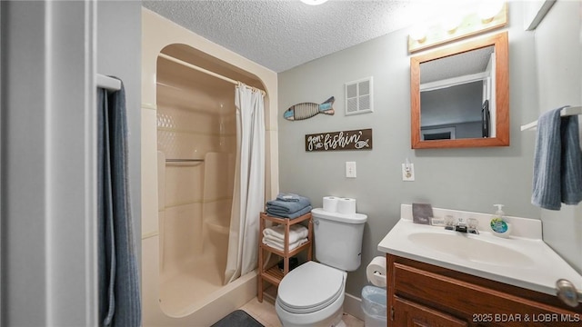 2195 Valley Rd, Osage Beach, MO 65065 - full bathroom with vanity, toilet, a shower with curtain, and a textured ceiling