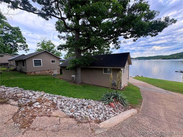 35 Knotty Pine Ln, Camdenton, MO 65020 - view of side of home featuring a water view, a yard, and an outdoor structure