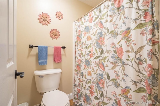 4066 Horseshoe Bend Pkwy Unit 3A, Lake Ozark, MO 65049 - bathroom with baseboards, toilet, and a shower with curtain