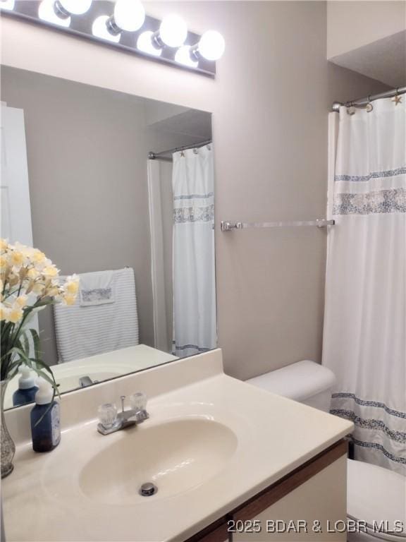 2500 Bay Point Ln Unit 342, Osage Beach, MO 65020 - full bath featuring vanity and a shower with curtain