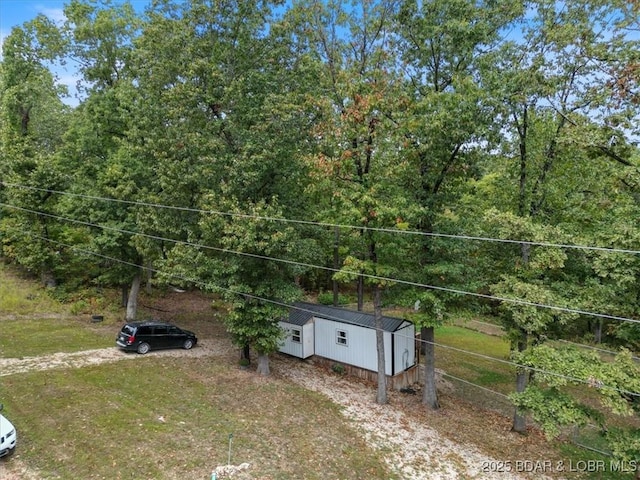 34546 Ivy Bend Rd, Stover, MO 65018 - view of yard with an outdoor structure, dirt driveway, and a forest view