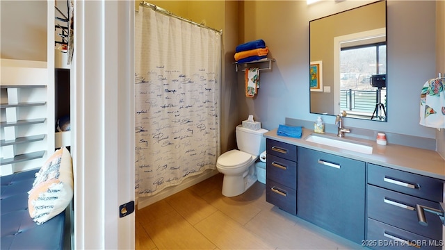 481 Comanche Rd, Lake Ozark, MO 65049 - full bathroom featuring vanity, toilet, and a shower with curtain