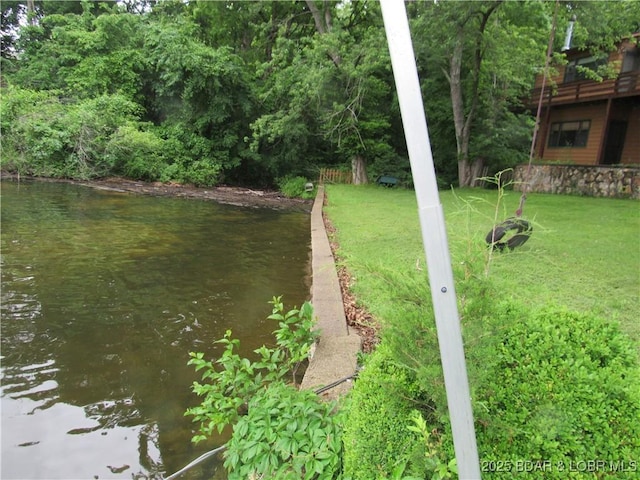view of grassy yard featuring a water view
