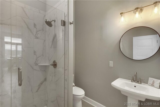 152 Pearl Ln, Climax Springs, MO 65324 - bathroom featuring toilet, a marble finish shower, baseboards, and a sink
