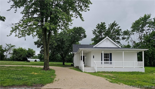 608 8th St, Eldon, MO 65026 - view of front of home featuring covered porch, dirt driveway, and a front lawn