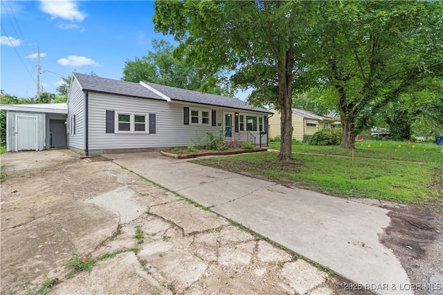 320 N Chestnut St, Eldon, MO 65026 - ranch-style house featuring driveway and a front yard