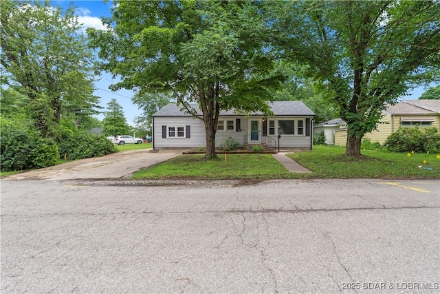 320 N Chestnut St, Eldon, MO 65026 - view of front of house featuring a front lawn and driveway