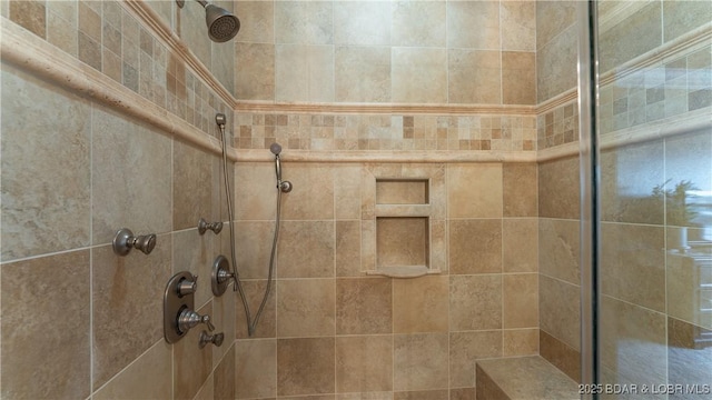 15 Pointe Ct, Lake Ozark, MO 65049 - bathroom featuring a tile shower