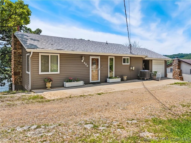 590 Jupiter Rd, Camdenton, MO 65020 - single story home with an attached garage, roof with shingles, and concrete driveway