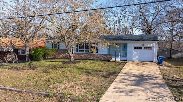 462 Lakeview Dr, Camdenton, MO 65020 - ranch-style house featuring an attached garage, driveway, a front yard, and brick siding