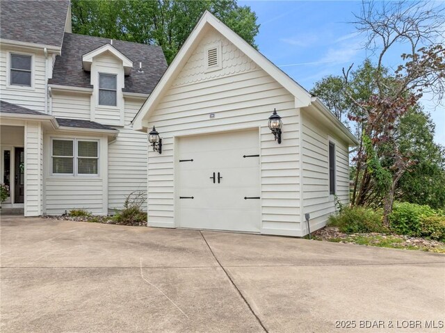 7 Lost Spike Ct, Camdenton, MO 65020 - view of front of property with driveway and a shingled roof