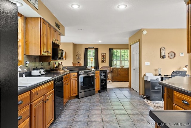 2326 Willow Creek Rd, Camdenton, MO 65020 - kitchen with black appliances, dark countertops, a peninsula, backsplash, and recessed lighting