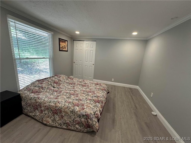20 Barba Le Ln, Lake Ozark, MO 65049 - bedroom with wood finished floors, ornamental molding, recessed lighting, and a textured ceiling