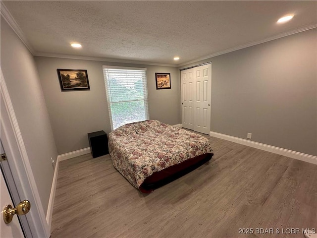 20 Barba Le Ln, Lake Ozark, MO 65049 - bedroom featuring wood finished floors, crown molding, recessed lighting, a textured ceiling, and a closet