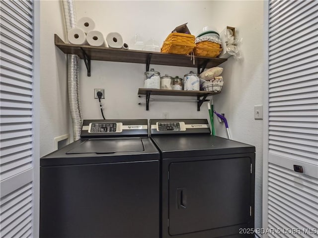 172 Highland Pkwy, Camdenton, MO 65020 - laundry area featuring washing machine and dryer and a textured wall