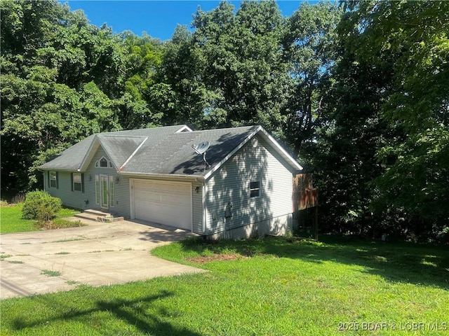 1509 Oak Bend Rd, Sunrise Beach, MO 65079 - view of front facade with an attached garage, concrete driveway, and a front lawn
