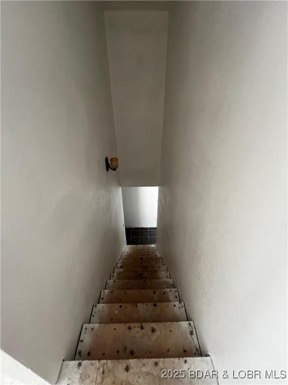 1509 Oak Bend Rd, Sunrise Beach, MO 65079 - view of stairs