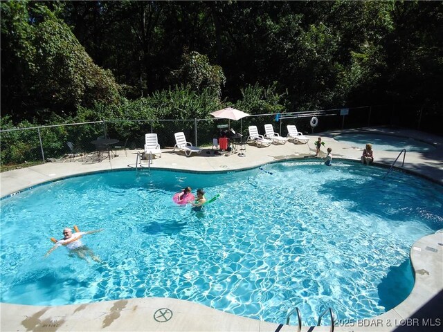 1778 Country Club Dr, Lake Ozark, MO 65049 - community pool with a patio