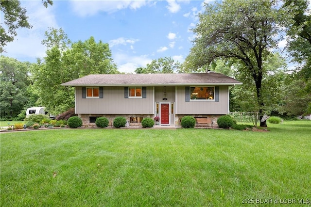 28 Wood River Rd, Lake Ozark, MO 65049 - split foyer home featuring a front yard
