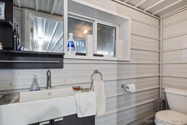 27638 Golden Point Ln, Barnett, MO 65011 - bathroom featuring toilet