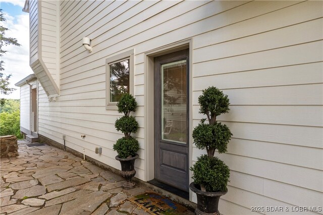 584 Black Hawk Dr, Lake Ozark, MO 65049 - entrance to property featuring a patio