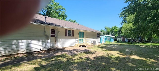 508 Hunter St N, Versailles, MO 65084 - back of property featuring a lawn