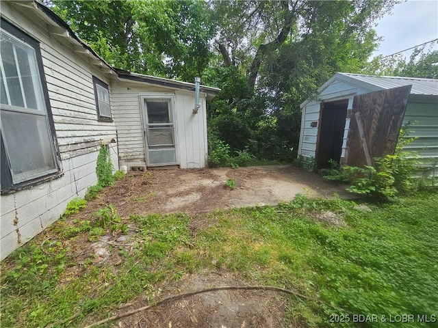 412 Maple St, Eldon, MO 65026 - view of yard featuring a storage unit