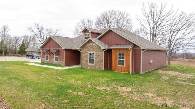 60 Lady Bug Ln, Camdenton, MO 65020 - craftsman inspired home with board and batten siding, a front yard, stone siding, and roof with shingles