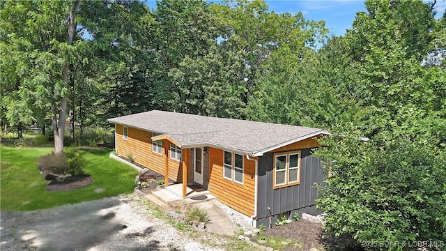 5109 Aqua Dr, Osage Beach, MO 65065 - chalet / cabin with a shingled roof and a front lawn