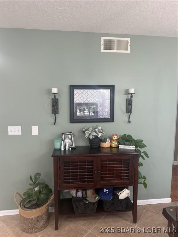 1720 Lakeview Dr, Chillicothe, MO 64601 - detailed view of baseboards and a textured ceiling