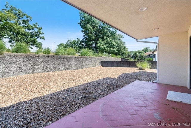 576 Racquet Club Dr Unit 407, Lake Ozark, MO 65049 - fenced backyard featuring a patio