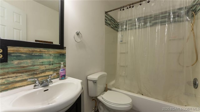 124 Frontier Cir, Linn Creek, MO 65052 - full bath featuring shower / tub combo with curtain and vanity