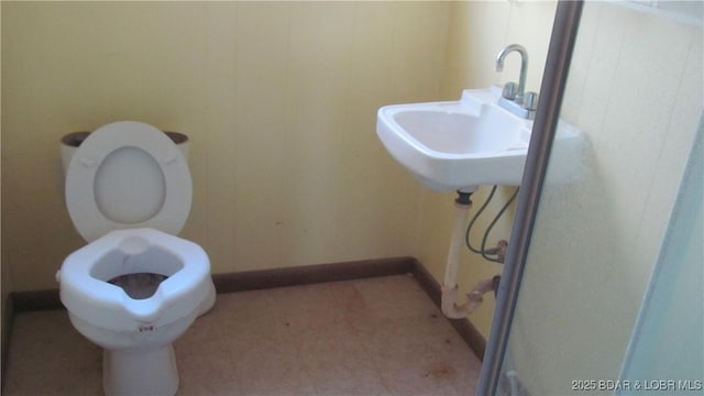 87 Central Ozarks Rd, Edwards, MO 65326 - bathroom featuring baseboards and toilet