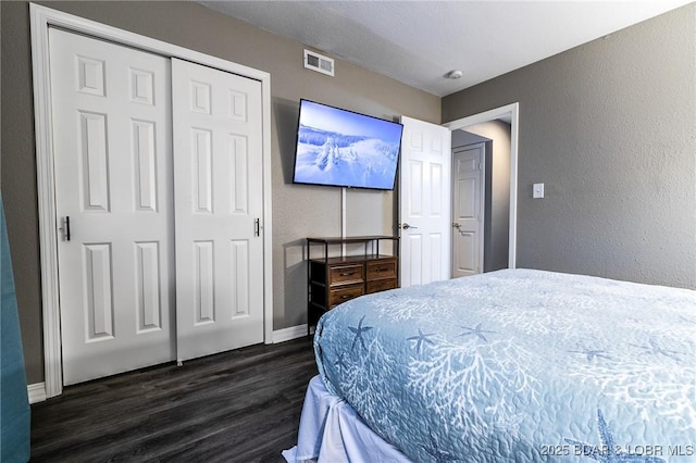 35 Casa Blanca Ct Unit 220-1A, Lake Ozark, MO 65049 - bedroom featuring dark wood-type flooring, a closet, and a textured wall