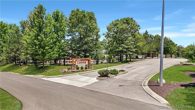3164 Cross Creek Dr, Camdenton, MO 65020 - surrounding community featuring a yard